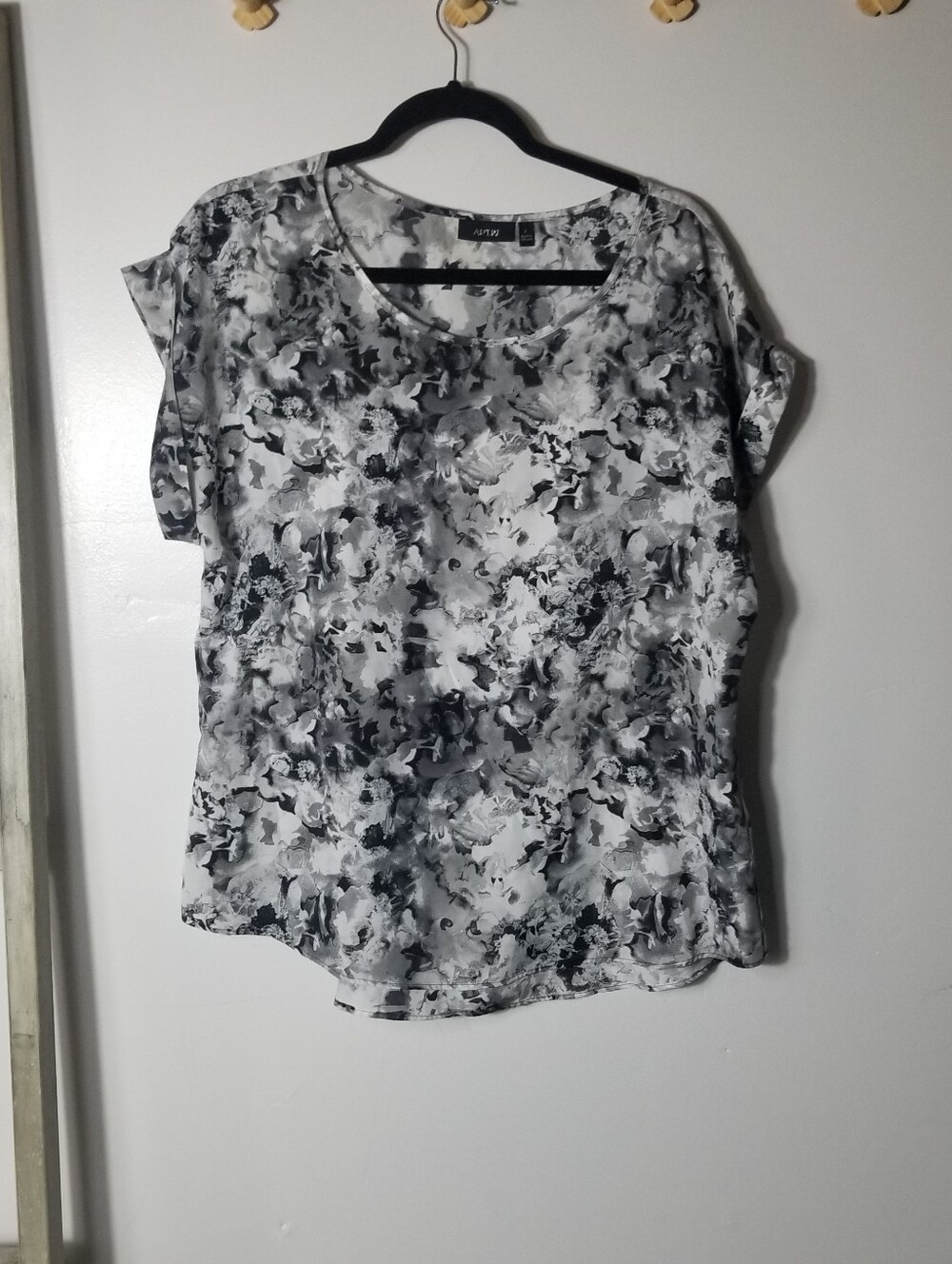 APT 9 WOMEN'S BLACK, GRAY, AND WHITE DRESSY BLOUSE SIZE LARGE